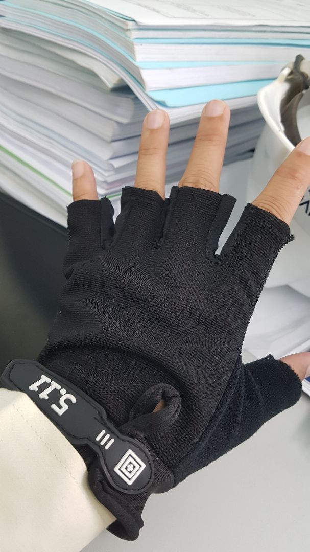 Quá chán Tiki rồi. Càng ngày Sp càng khác xa với miên tả. Găng tay giống tự may quá, phần ngón tay không khớp, ngón tay cái lại may bằng vải khác
Đặc biệt, không có sợi dây để tháo găng tay như trong miêu tả của SP.
Lần cuối cùng là đây, sau này có kiểu gì cũng không bao giờ mua hàng trên tiki nữa