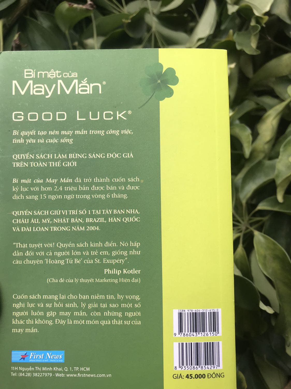 Cuốn sách tuy nhỏ bé, chỉ mất có vài tiếng ngắn ngủi để đọc nhưng lại khiến mình có được nhận thức rõ ràng hơn về sự may mắn. Cảm giác giống như được khai sáng một điều gì đấy mới mẻ vậy. Mình biết và tin rằng nó không chỉ thay đổi mình mà còn thấy đổi cả những người đọc nó nữa.
 
Đọc xong mình biết được rằng may mắn cũng có hai loại. Một là may mắn từ trên trời rơi xuống, nghĩa là không làm mà cũng có ăn. Loại này thì thường kém bền, có tới 90% những người trúng xổ số đã phá sản hay quay về tình cảnh như trước trong chưa đầy mười năm kể từ khi trúng vé số. Hai là may mắn do chính chúng ta tạo. Có phải nhiều người sẽ thắc mắc tại sao lại như vậy đúng không?
 
“Tình yêu không tự đến, cô đơn không tự đi”-may mắn cũng như vậy. Có nhiều người nhìn vào thành quả của ta và nói rằng: “Bạn thật may mắn quá đi”, hay chính chúng ta cũng lầm tưởng những gì mình đạt được đều do may mắn từ trên trời ban xuống. Nhưng ngẫm kĩ lại không phải là tất cả đều do sự cố gắng, nỗ lực, kiên trì của ta mà có hay sao?
 
Chỉ khi nhận ra điều này ta mới thấy trân trọng, yêu thương và ghi nhận chính bản thân mình để từ đó ta lạc quan, vui tươi hơn khi nhận ra giá trị mà mình đang tạo ra. Bằng lối văn ấn tượng, tác giả đã viết ra một câu chuyện thật kì bí, có sắc thái gợi nhớ đến những nhà giả kim, hiền triết xa xưa, dẫn dắt người đọc bước vào cuộc hành trình tìm kiếm cỏ bốn lá-biểu tượng cho sự may mắn đầy bí ẩn và lôi cuốn.
 
Hãy đọc và cảm nhận nếu bạn còn những thắc mắc như: “May mắn bắt nguồn từ đâu?”, “Làm thế nào để gặp được may mắn trong cuộc sống?”.... vì trong cuốn sách nhỏ mà có võ này, mọi nghi vấn đều được giải đáp. Có câu nói rất hay trong sách khiến mình tâm đắc: “Chúa không chơi xúc xắc với con người, may mắn do chính con người tạo ra.”