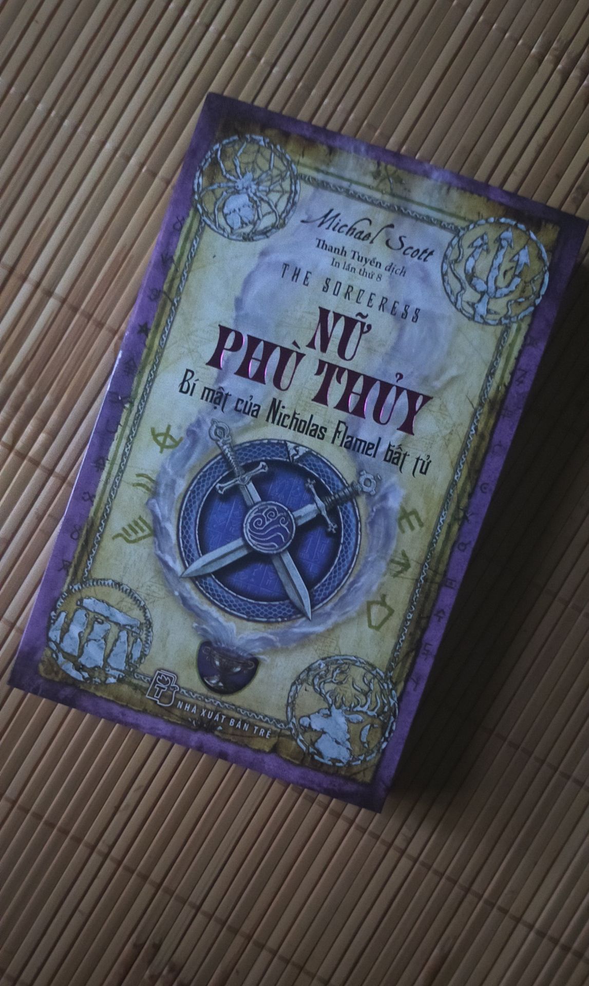 Sau khi đọc Harry Potter xong thì mình rất muốn kiếm bộ truyện khác kiểu dạng như vậy và đã tìm thấy series này. Phải nói là đọc cuốn quá trời luôn, vừa đọc vừa thót tim vì những tình huống nghẹt thở của 2 chị em, mình đọc liền 1lần mà gần hết cả quyển luôn 
Xứng đáng 5* chất lượng!