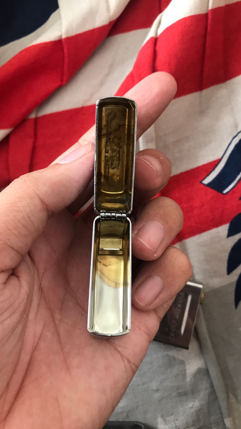 Then nắp lỏng lẻo nhìn dùng không được lâu, vỏ ố vàng không biết tại sao