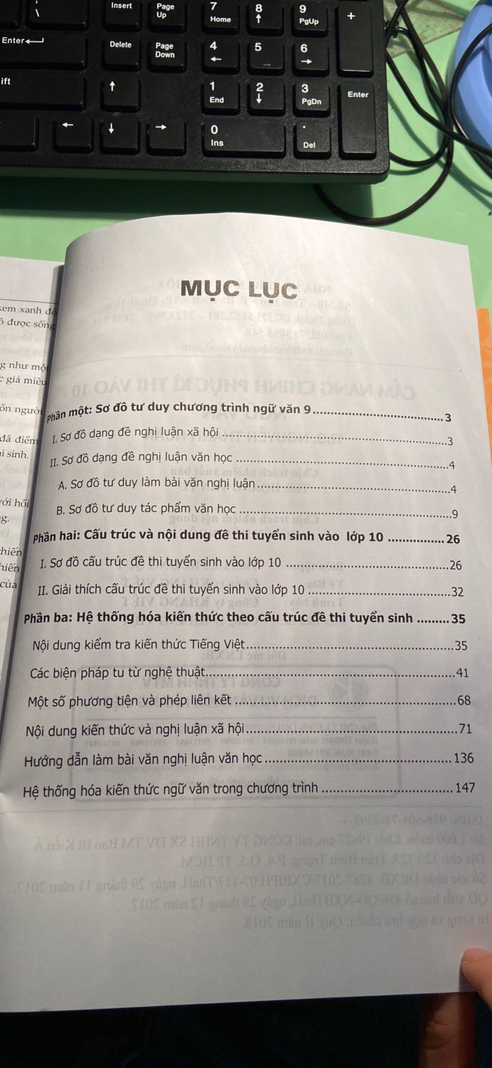 Về dịch vụ: ship nhanh, rất ok. Nhưng tiki làm ơn đóng gói sách cho khách cẩn thận đi. Sách dày mà chỉ cho vào trong hộp k bọc k lót gì cả, di chuyển xóc rồi nhăn gáy sách, long gáy sách. 
Về Chất lượng: chữ mấy trang đầu rất mờ. Sách chính hãng không mà kì vậy?
Nội dung thì sách mới về nên mk chưa đọc. Lướt qua thì thấy giá tác giả làm mục lục kĩ hơn. Chứ tìm mệt quá!