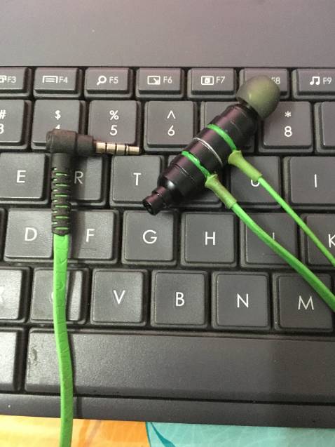 tôi đã mua bên shop một lần trước đây có jack 3.5 đầu chữ L. Lần nầy giao không giống trong hình đăng bán nhé. Shop giao tai nghe có jack 3.5 thẳng, trong khi quãng cáo để bán là đầu jack 3.5 chữ L. Lần nầy chất liệu dây quá mỏng và không giống như lần trước tôi mua!!!!! Chỉ được lần đầu, lần thứ hai bán khác . Nên nhớ ảnh quãng cáo ra sao thì phải bán đúng như vậy thì mới là shop uy tín.( Lần trước, tôi mua dây tai nghecủa shop có màu xanh lá, jack 3.5 có kiểu chữ L...) .