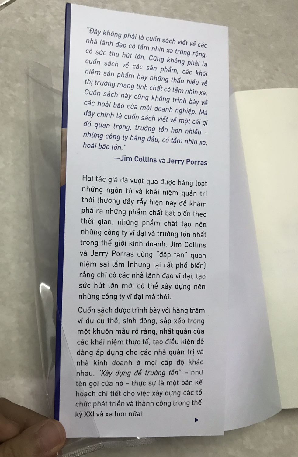 Lần này Tiki bọc sách hơi dối, phần giữ sách rất ngắn so với các quyển sách từ các đơn hàng trước, nên rất dễ bị bung! Đây là hình ảnh so sánh giữa đơn hàng hồi trước và đơn hàng mới đây! Hy vọng sắp tới Tiki cải thiện lại chất lượng bọc sách như ban đầu!