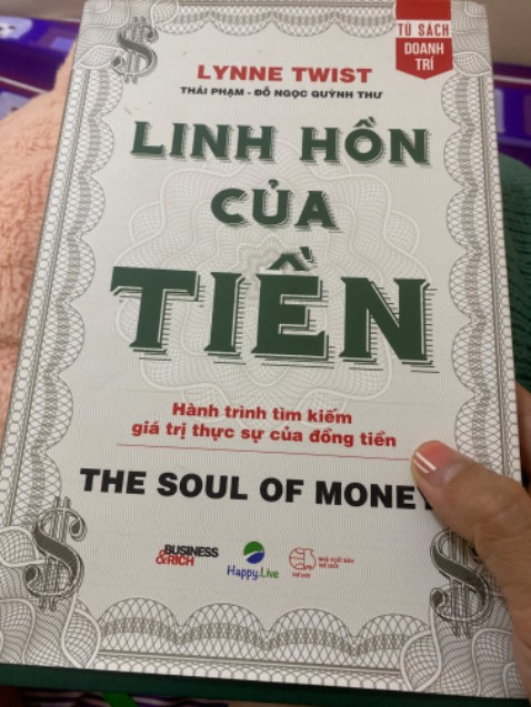 Hãy lắng nghe cuộc sống. Hãy tìm kiếm bí ẩn lớn lao ẩn trong nó. Bên cạnh những nhàm chán và đau thương, cuộc sống còn nhiều niềm vui và hứng khởi: hãy chạm, nếm, gửi con đường dẫn đến trái tim đầy bí ẩn thiêng liêng của cuộc sống, bởi vì cuối cùng thì tất cả những khoảnh khắc trong đời ta đều là những khoảnh khắc quan trọng, và bản thân cuộc sống là một ân huệ lớn lao rồi.