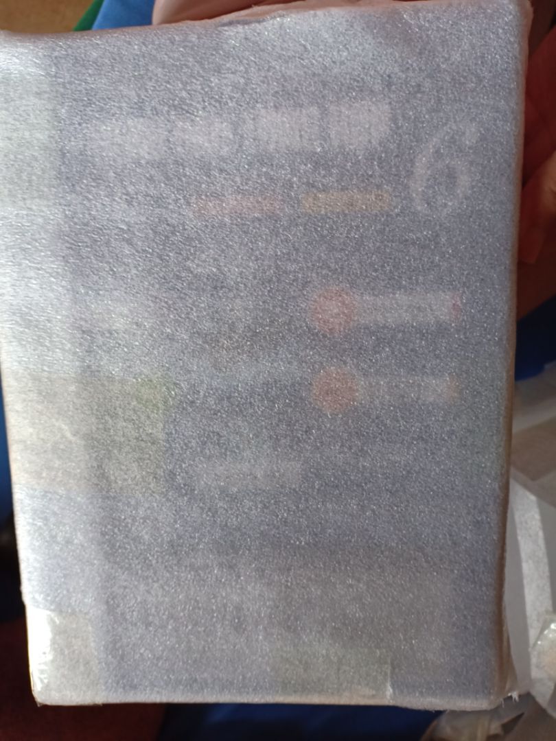 Sách gói kỹ lắm, mấy lớp màng xốp bọc lại luôn. Giấy thơm màu đẹp, bìa láng o, mới cóng. Mình thích lắm. Nhìn có hứng học lắm luôn. À, còn được tặng kèm cuốn số nhỏ xinh xinh nữa nè 😃 Xin cảm ơn 💐💐