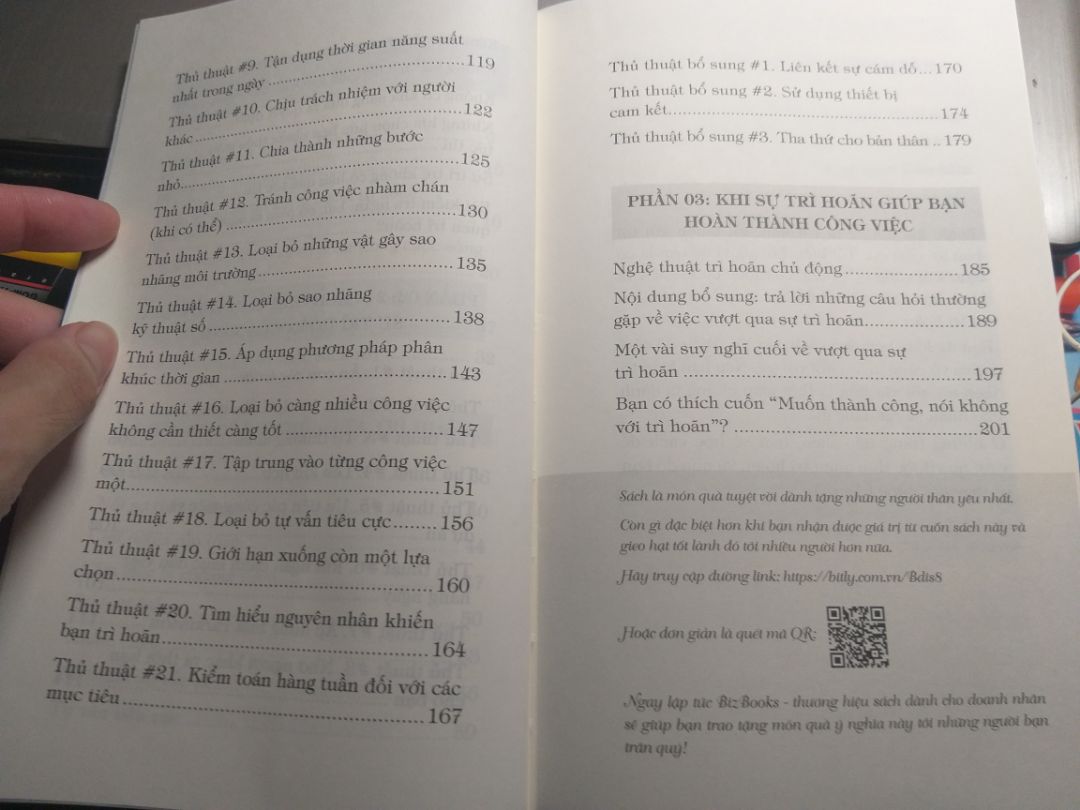 Nhìn chung, trình bày bìa và format khá nhã nhặn, tạo cảm giác thoải mái cho người đọc. Tác giả cho thấy được 1 số nguyên nhân gây TRÌ HOÃN và 1 số mẹo khắc phục khá hay. Có điều, tác giả viết khá dài dòng, ít truyền cảm hứng, dịch giả dịch 1 số chỗ hơi có vấn đề, vd: "Trì hoãn là việc trì hoãn hành động..." 0_0
Nói chung vì chất lượng giao hàng của Tiki nên khuyến khích cho 4*
