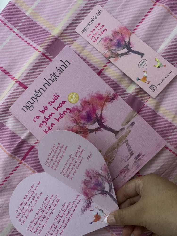 Truyện của Nguyễn Nhật Ánh thì đã quá quen thuộc với cái bạn độc giả rồi nên mình không có gì để nói nữa. Cuốn này truyện dễ thương dữ lắm luôn á, dễ thương từ màu sách cho đến nội dung luôn.