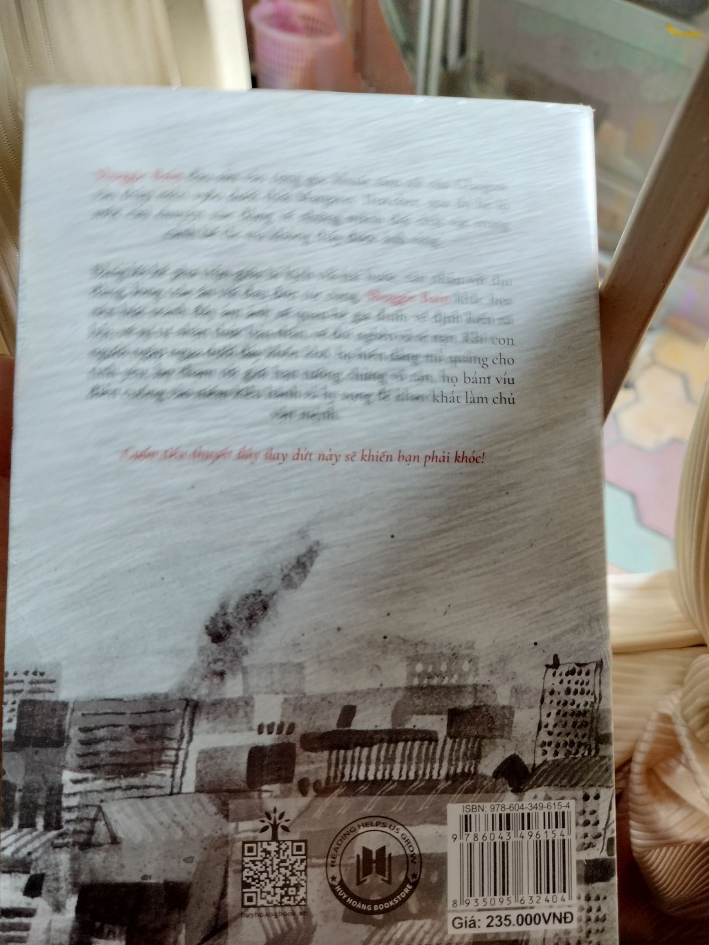 Hàng về nhanh, nguyên vẹn, xinh xắn. Một cuốn sách đẹp và RẤT BUỒN. Mình sẽ trích đoạn từ review của tác giả Ngô Minh, người khiến mình đặt mua quyển này ngay lập tức : 
Cả hai như những vật thể được đặt trong lọ thủy tinh chứa đầy những sự *** cùng, nơi vùng Glasgow ủ ê, mà xã hội đó và những con phố, cũng toàn những chú thiêu thân được gắn kết dính vào trong khối cầu.
...
Một người thơ ngây, một người vỡ mộng - hai mẹ con nhà Bain đánh thức những cảm xúc rất riêng trong mỗi người đọc. Và có gì buồn hơn một đứa trẻ cố cứu mẹ mình, nhưng lại không thể, và mãi tin vào niềm tin không có? Stuart viết về Shuggie với một tâm thế phẳng lặng, của người đã đi qua hết những nỗi đau hằn. Nhưng còn người đọc, họ sẽ chìm vào một nỗi buồn riêng. Một cuốn sách rất đẹp, rất hay nhưng cũng rất buồn.