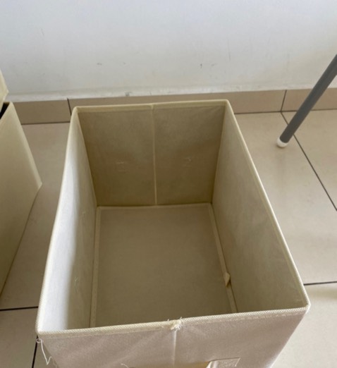 Cả 2 màu xám và kem rất đẹp. Minhg mua cả 2 màu luôn, nhưng thích màu kem hơn á. Trời mua nhiều quá trời hàng luôn, để đồ thoải mái, hộp đồ chứa được nhiều quần áo, mua 1 bộ bên này rẻ hơn hẳn mua lẻ bên chỗ khác. Khen nhaaaa!!!