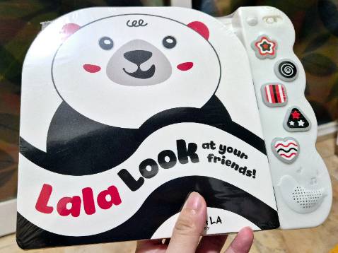 Sách còn mới, bao bọc cẩn thận, bấm nút phát nhạc nghe êm lắm.