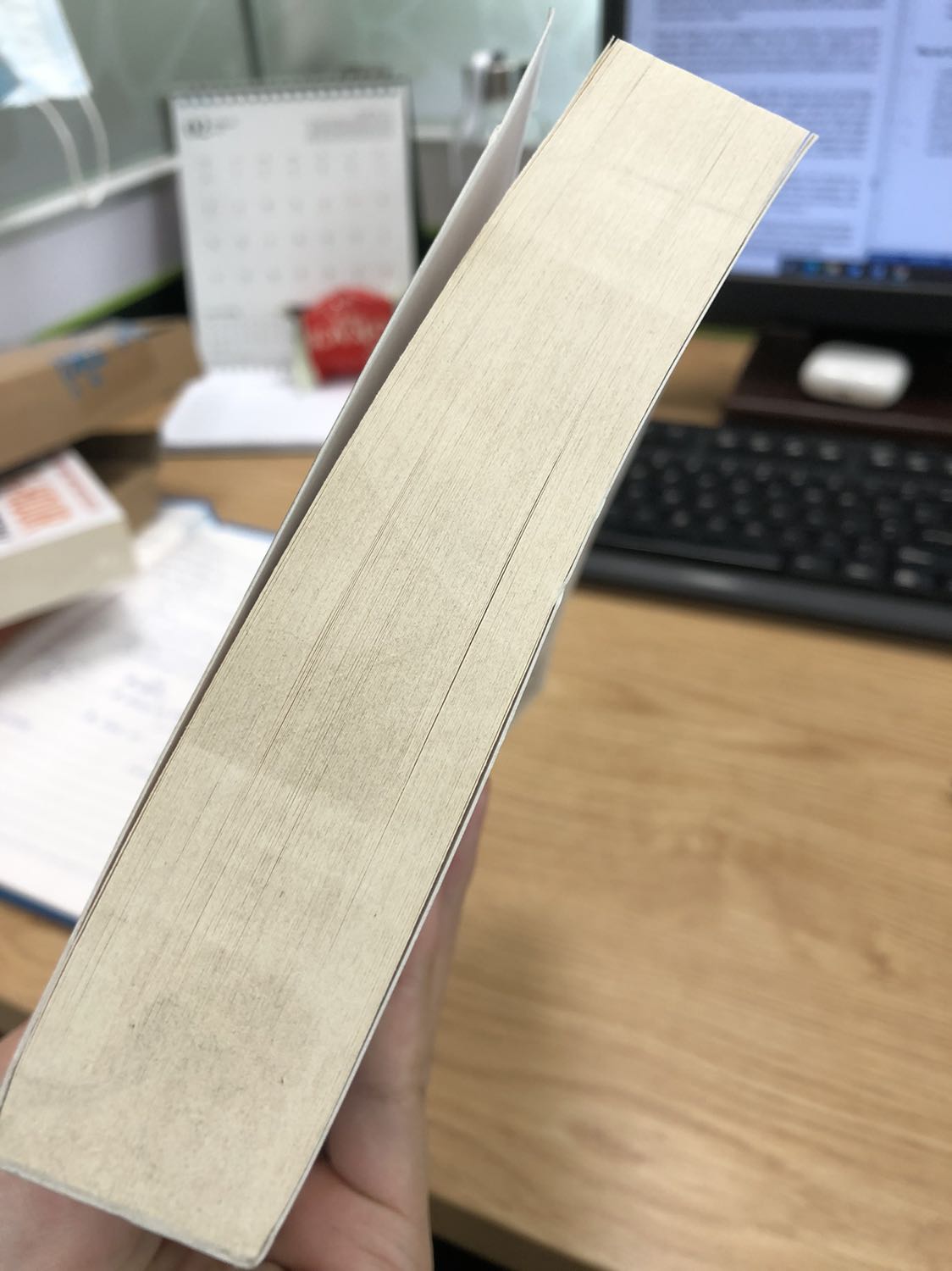 Đây là lần đầu tiên mình đánh giá một sản phẩm dưới 5 sao. Tiki ship sách rất sớm và nhân viên nhanh nhẹn. Cái này mình không chê trách gì.
Tuy nhiên cuốn Getting Things Done đầu tiên mình đặt rất cũ và bẩn. Sau khi làm việc với team supporters để đổi trả, quyển thứ hai mình nhận vẫn cũ và bẩn như vậy, chỉ là đỡ cũ hơn quyển đầu tiên (4 ảnh đính kèm là hình mình chụp từ quyển đã đổi trả). Có thể lý do là vì kho lưu trữ sách này chưa sạch sẽ hoặc khâu bảo quản sách chưa tốt, nhưng đến lần thứ 2 vẫn vậy thì mình phải đánh giá 2 sao thôi.