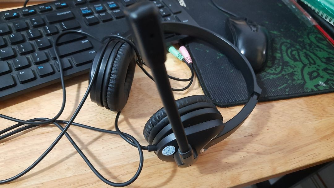 Nhận được hàng bị hỏng 1 bên nên gửi đổi hàng. Hôm nay nhận được cái khác thì vẫn bị nghe 1 bên. Đã thử trên điện thoại, Desktop, Laptop, sound card Ugreen, XOX K10 nên chắc chắn tai nghe có vấn đề ( 3 cái tai khác ở nhà không bị). Loay hoay mãi mới phát hiện giắc cắm có vấn đề, lấy tay đè cong xuống thì nghe 2 bên, buông ra thì nghe 1 bên, cắm thử lại tất cả các thiết bị đều như vậy, chẳng nhẽ vừa đè vừa nghe. Giờ nói tai hỏng thì không đúng ( nên chắc khó đổi trả), mà xài thì không được. Đặt mua từ 22/7, đổi trả 1 lần đến hôm nay 6/11 nhận lại mà vẫn không dùng được.  Rất tin tưởng thương hiệu Microlab vì dùng 2 giàn loa rất hài lòng, không ngờ chất lượng hoàn thiện tai nghe tệ quá, giờ chẳng biết làm gì với nó.