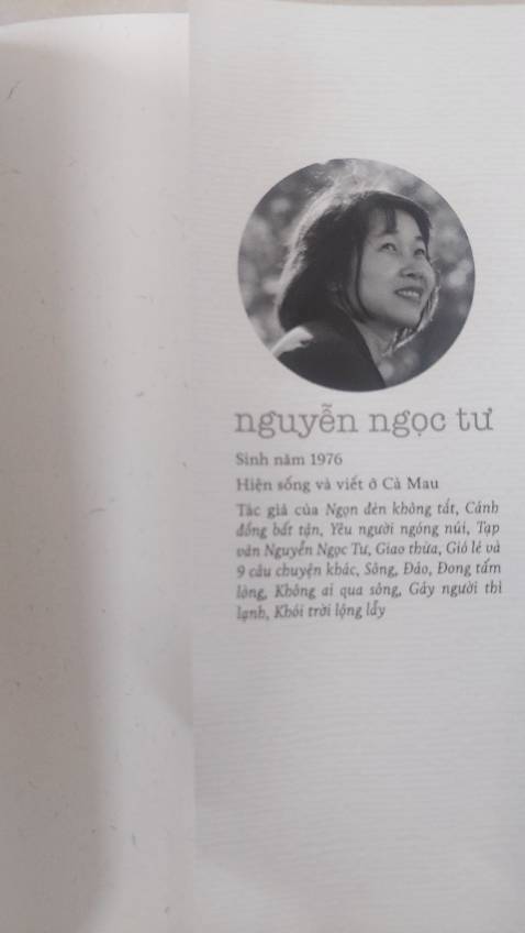 Tập tản văn là tập hợp hàng chục câu chuyện đời thường, quá đỗi bình thường từ xóm giềng miền quê cho đến những miền đất mà tác giả có dịp ghé qua. Bên cạnh lời văn một mạc, giản dị đúng chất Nam bộ vốn là đặc trưng thì các câu chuyện của “cô Tư” cũng thường là về thân phận những người nghèo những người mà tác giả từng băn khoăn cho là có đời sống tẻ nhạt, không biến cố, lờ đờ trôi theo thời gian, là không dấu vết, là “hư vô”. Qua những ghi chép chân thực, rất đời tác giả cuối cùng như muốn minh chứng điều ngược lại. 
“ Làm gì có người nào sống không để lại dấu vết. Ngay cả một người vô dụng nhất chẳng ra tích sự gì lúc qua đời cũng tốt đất xanh cây. Không phải ai cũng có thể viết sách, vẽ tranh với cái ảo tưởng rằng chỉ cần vậy thôi thì tên tuổi vẫn còn lang thang hoài trên mặt đất. Nhưng những con người bình thường cũng ở lại rất lâu. Họ chỉ sống, vậy thôi.
Cả khi không để lại chút tên tuổi gì, như những người xây Vạn lý trường thành, thì họ cũng làm nên dấu vết của mình trong gạch đá.
Không cần bận tâm hư vô, bà ngoại vẫn ở lại trong dáng đi của đứa cháu, trong tính khí của thằng con, trong cái hương vị  món bánh tằm bì mà bà truyền dạy.”