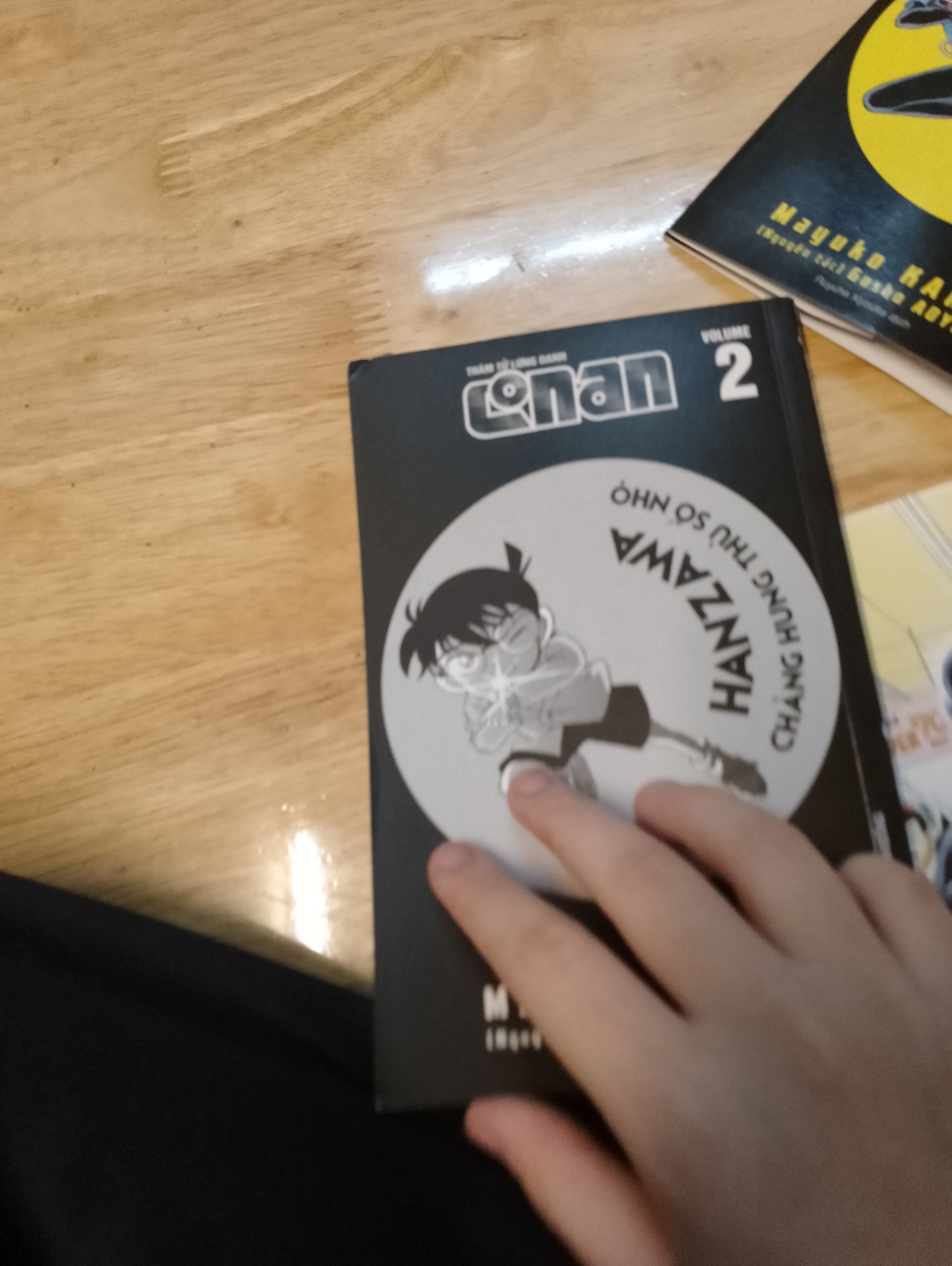 Có card, đẹp nhưng không được bọc kĩ nên gây đến việc bị xước với cong truyện