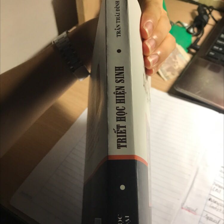 Sách còn nhiều lỗi sai chính tả, chất lượng in thấp cực nhiều chữ bị mất nét, dấu câu nhưng bù lại sách viết rất dễ hiểu đối với đứa hs cấp 3 chưa từng tiếp xúc với triết học bao giờ, mình đọc rất dễ bị cuốn theo.