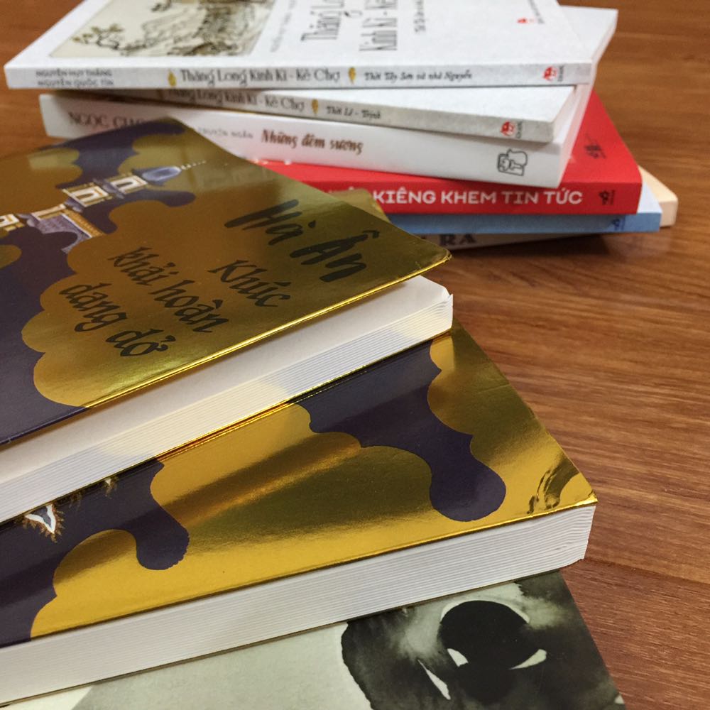 Sách đẹp, nhưng đóng gói hàng không được tốt. Đã đóng góp ý kiến nhiều lần nhưng chưa thấy cải thiện khâu đóng gói.
Đơn hàng gồm 5 cuốn sách có cỡ sách khác nhau, không được chèn lót cẩn thận ở các cạnh, nên khi vận chuyển chắc chắn 2 cuốn khổ to sẽ móp bìa.