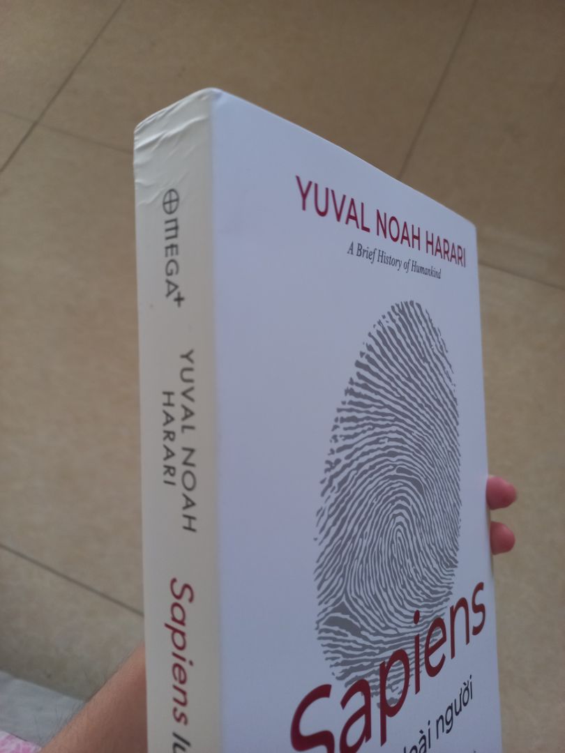 mới đọc được vài trang đầu, chưa thực sự ấn tượng nhưng mình rất kỳ vọng vào cuốn sách này, mong là càng về sau sẽ càng cuốn. giao hàng nhanh, đóng gói ko chắc chắn lắm, gáy sách hơi lỗi nhưng nói chung ko ảnh hưởng j nhiều