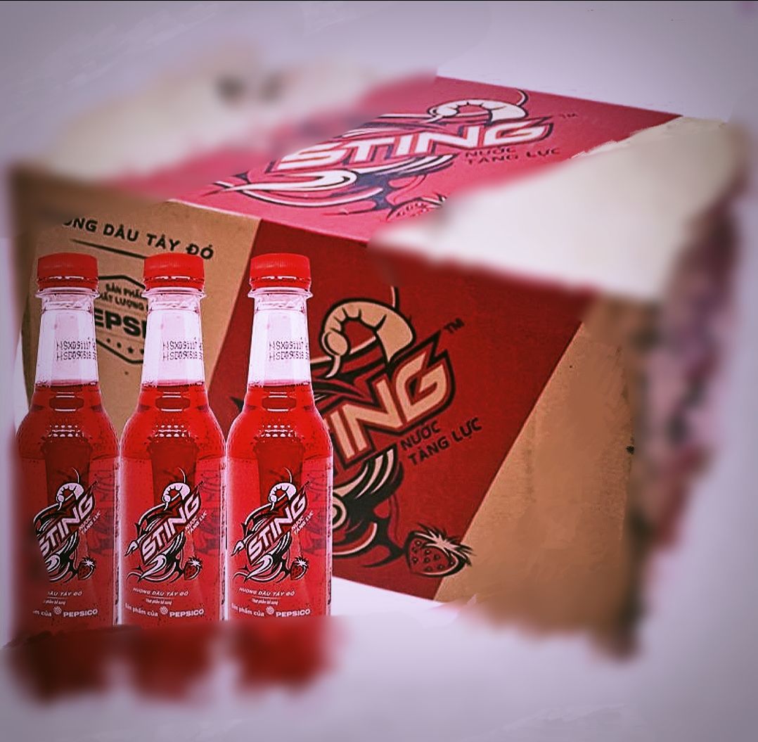 Các bạn biết rồi đấy, thực sự trên thị trường Việt Nam, nước tăng lực mặc dù chiếm tỉ trọng không nhiều. Tuy nhiên, ở quán bà mình, đây là loại nước được xem là “con gà đẻ trứng vàng”. Khách chỗ mình ai cũng nghiện món nước này, đặc biệt vào mùa hè thì hàng bán chạy như nước trôi. Cũng đúng thôi, loại nước này có một màu đỏ đậm trong suốt đặc trưng đi kèm với một mùi vị mới lạ, nổi bật, không trùng lặp với bất kỳ loại nước nào. Ôi, mùa hè, một chút chất lỏng màu đỏ chảy trong khoang họng khô khốc, dần dần khoang miệng mềm mại, mùi hương thơm quyến rũ lan tỏa khắp nơi. Đó là mùi dâu, ừm....mùi dâu thật đặc trưng. Chính nó đã đập tan cái mệt mỏi sau một ngày làm việc vất vả, mang đến cho bạn nguồn năng lượng mạnh mẽ, để biến mỗi ngày của bạn thành một cuộc phiêu lưu kỳ thú.

Nếu ai chưa thử thì hãy trải nghiệm một lần nhé! Chắc chắn sẽ u mê cho xem.