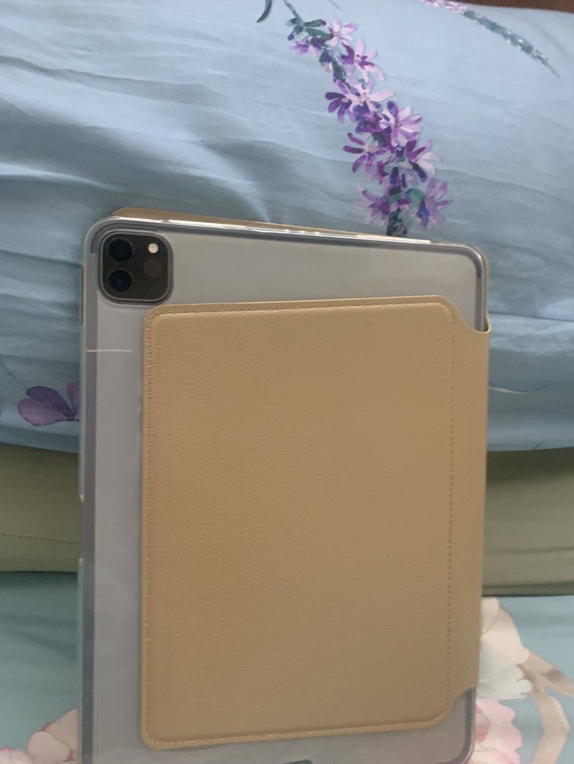 Bao da iPad pro 11 2021 ONJESS màu gold rất hài lòng sản phẩm đẹp lắm cám ơn Tiki nhiều giao hàng nhanh chóng