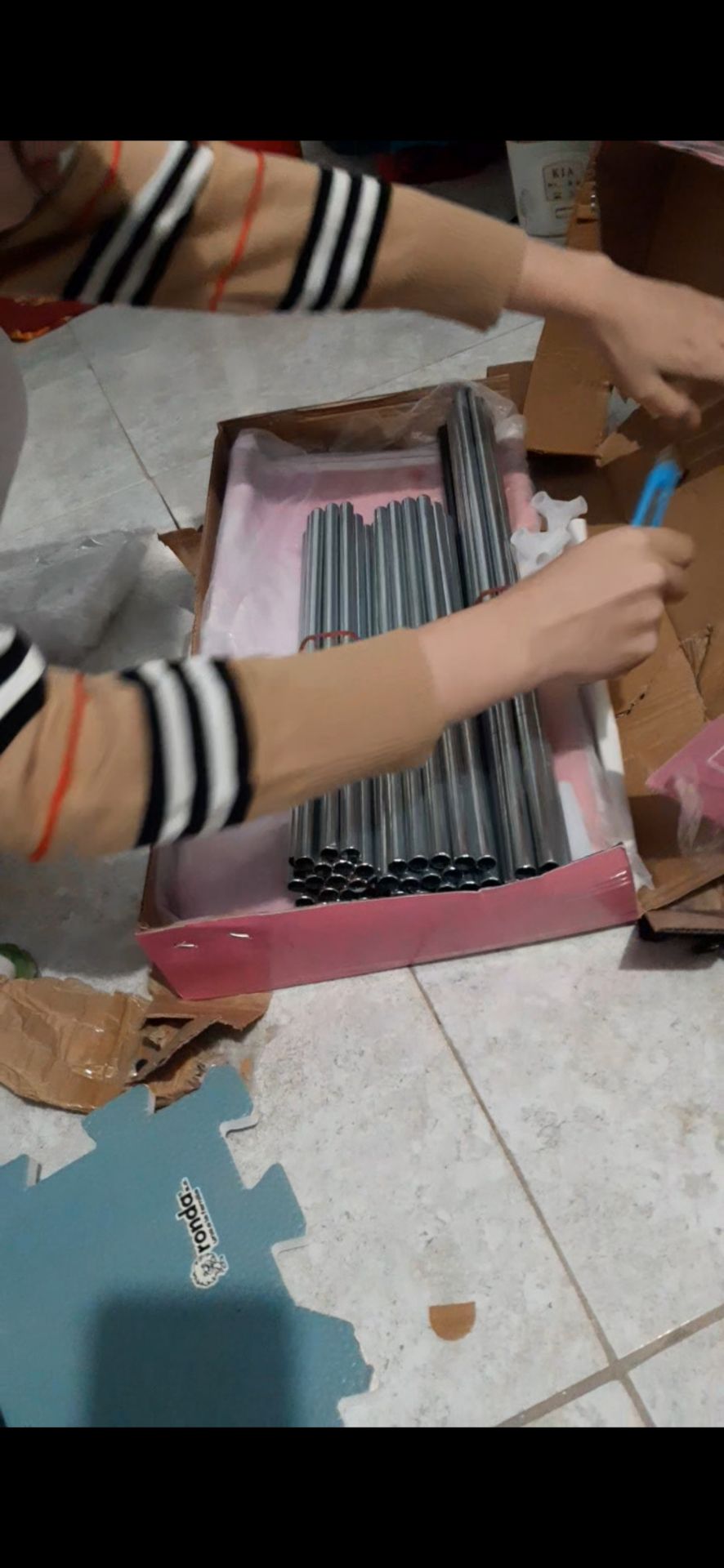 gói hàng vô cùng ẩu, giao hàng cũng ẩu, hộp bị thủng, mấy cái khớp nối thì không để trong túi, rơi mất vài cái rồi, giờ không thể lắp tủ được.