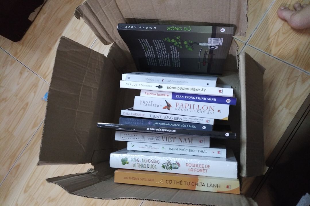 Mua sách nhiều lần rồi,1cuốn gói cũng kỹ,lần này mua những 12 cuốn mà bỏ đại vô cái thùng mỏng te.Dạo này tiki mần ăn tệ qúa.Chắc bán đắt qúa nên sơ sài cho xong.