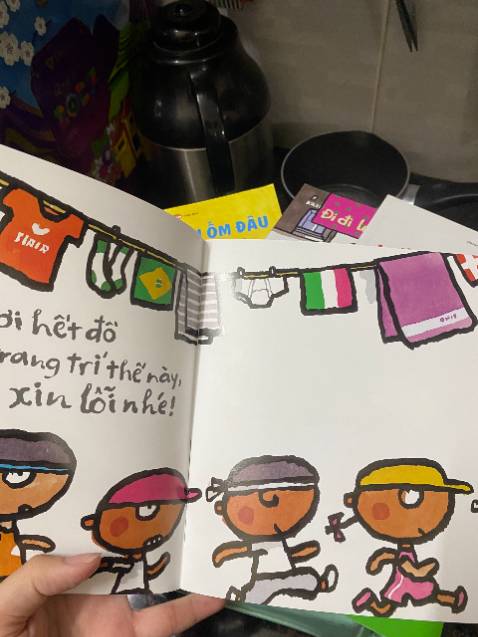 câu chuyện đáng yêu, giao hàng nhanh chóng, sách rất dày dặn