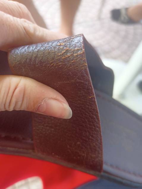 Dép đi mới hơn 1 tuần đã bị rạn da