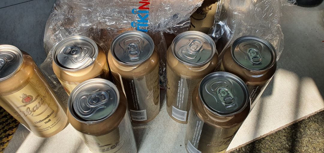 giao bia móp méo thế này, bị lủng chảy nước. hết biết nói sao?!! giao bia móp méo thế này, bị lủng chảy nước. hết biết nói sao?!!