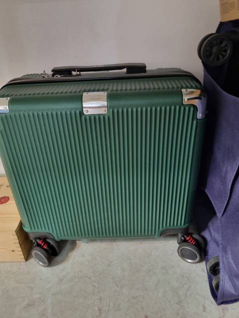 Kiểu dáng đẹp, màu sắc cá tính, để được tương đối nhiều đồ. Bánh xe di chuyển cũng khác nhẹ nhàng. Chỉ có 1 điểm có thể cải tiến là do phần nối khá nhỏ nên khi đóng vali thì hai mặt hơi xộc xệch khó kéo khóa