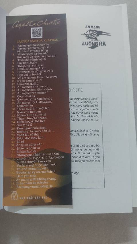 “ Ngay từ đầu, tôi đã cảm thấy để hiểu được vụ án này, ta không nên tìm những dấu hiệu hay manh mối bên ngoài mà tìm những manh mối xác thực hơn về sự mâu thuẫn tính cách và những bí mật cuả trái tim “.
Đối với Poirot, biết lắng nghe, hiểu thấu tâm lý tính cách con người luôn là phương thức quan trọng bậc nhất trong việc khám phá sự thật, vạch trần kẻ thủ ác trong mỗi vụ án.