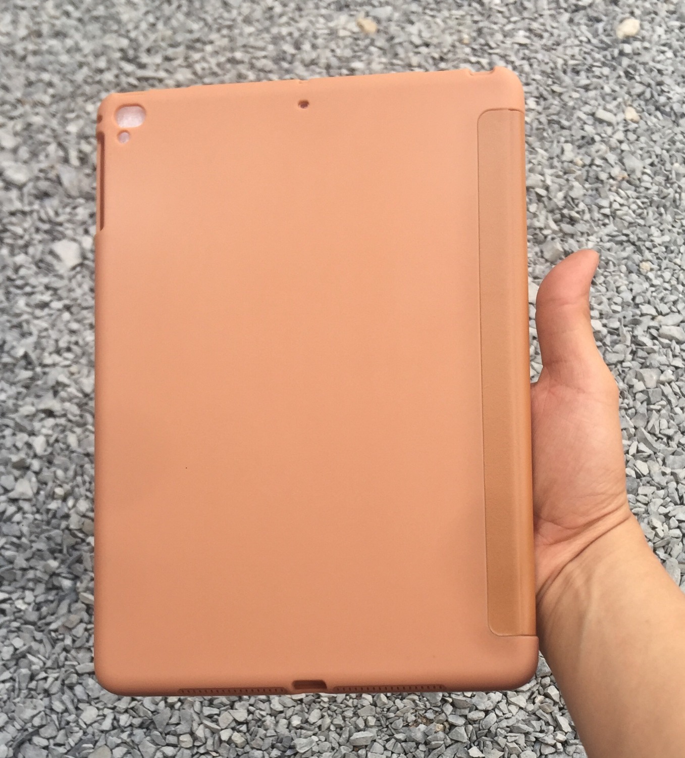 Bao da thiết kế sắc sảo, đường may tỉ mỉ, chất liệu da mềm mại, màu sắc đơn giản những không kém phần sang trọng, chức năng tắt mở hoạt động tốt. Rất hài lòng về chất lượng sp và dịch vụ của Tiki.