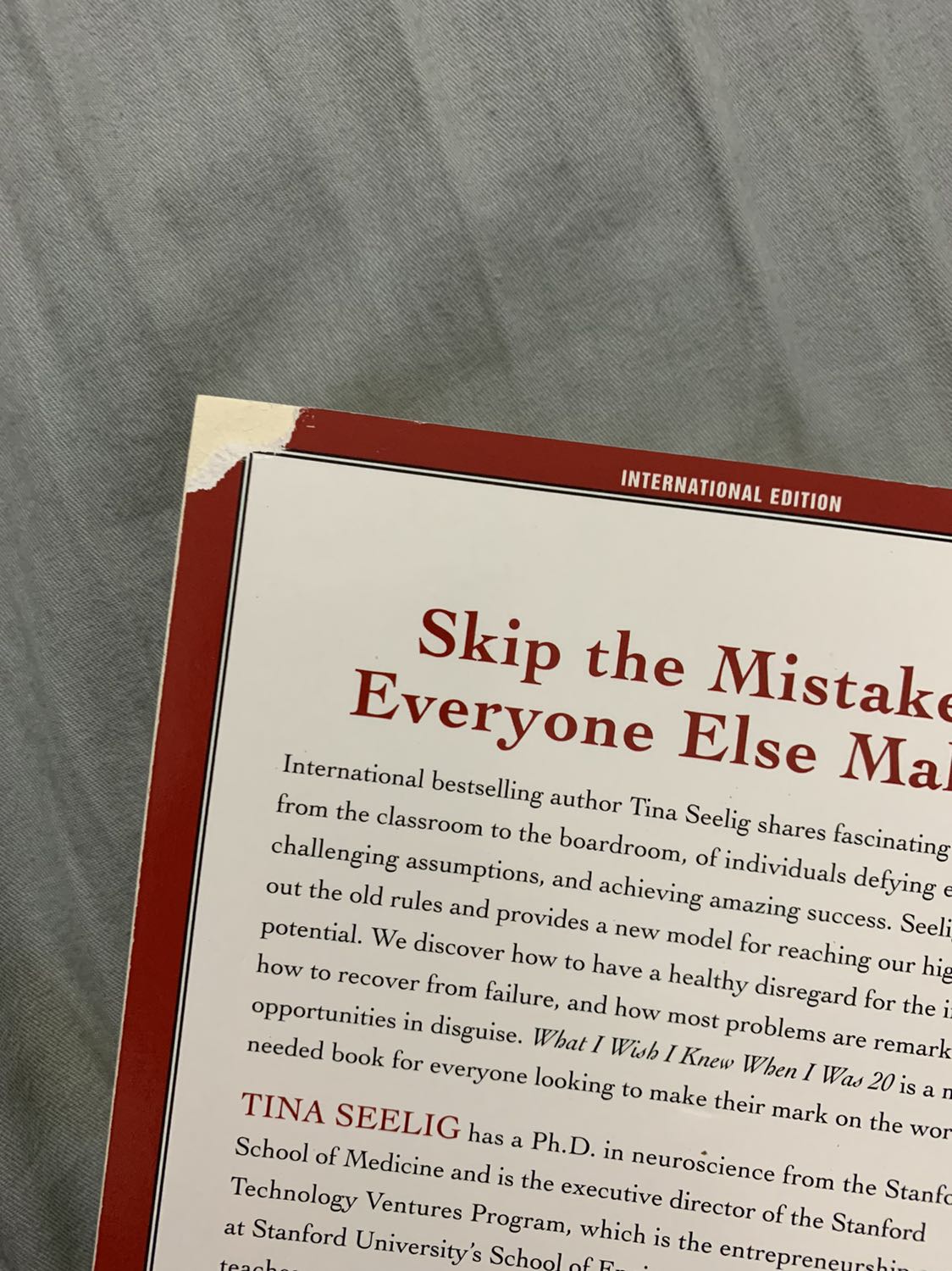 Giao sách rách là sao vậy ạ???? Gần 200k một cuốn sách ạ