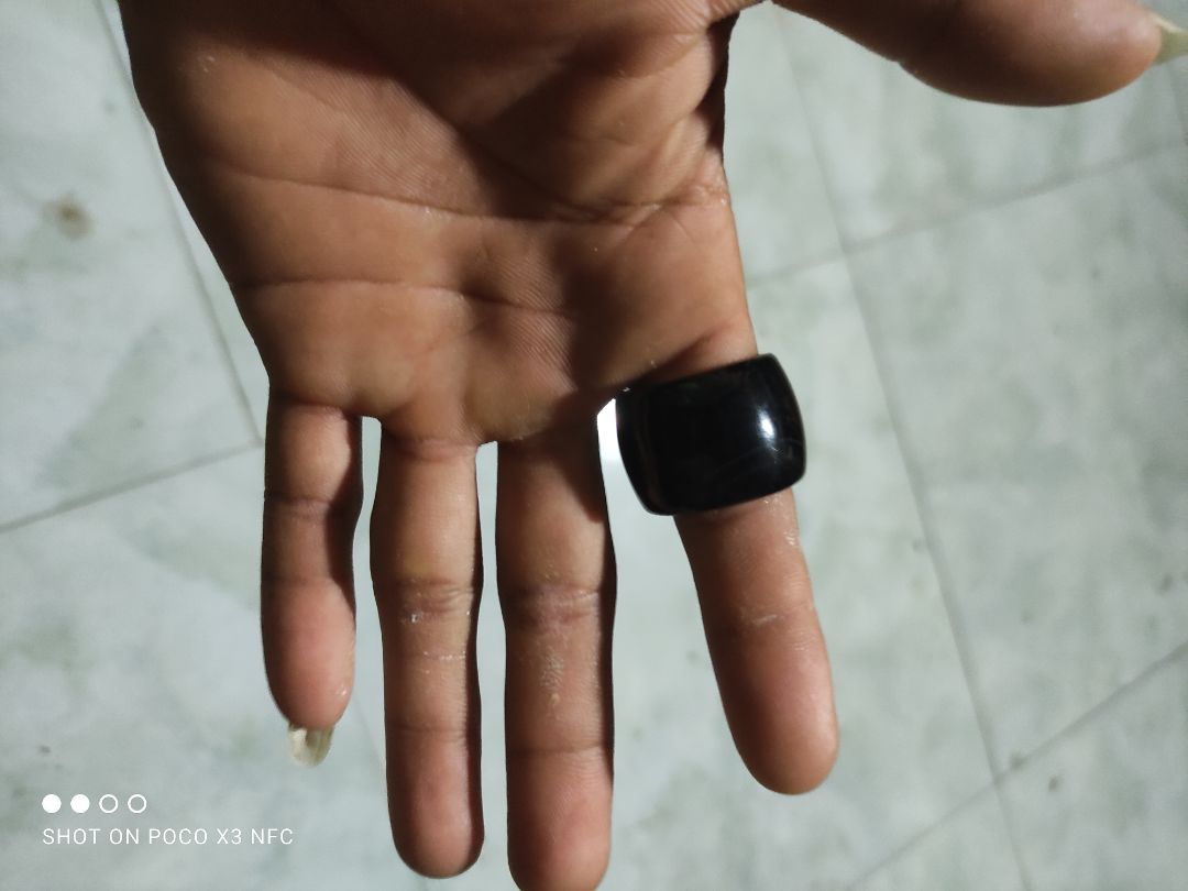 màu đen rất đẹp, có 2 đường ở trên nhẫn , mặt trong ngay cạnh mài hơi lỗi xíu không sao , không biết zide mấy mà to quá mình đeo không vừa