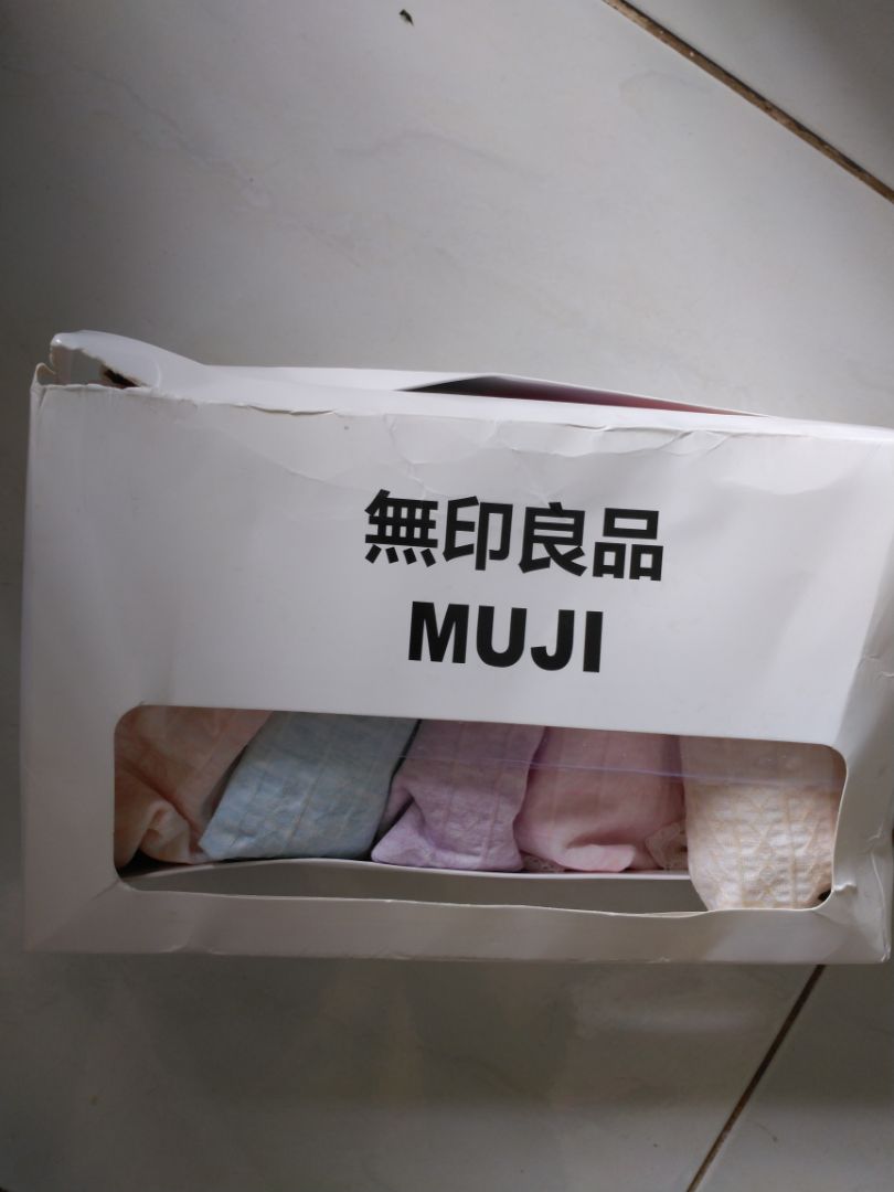 Hàng về đến tay mình mà móp méo như vầy đây. Nói về chất lượng thì sp tốt, vải mềm mại co dãn, chắc loại này size M thì chuẩn.
mọi thứ tốt tiki giao hàng nhanh còn hơn cả dự kiến, mỗi tội gói hàng hơi ẩu tí may mà k ảnh hưởng mấy đến sp