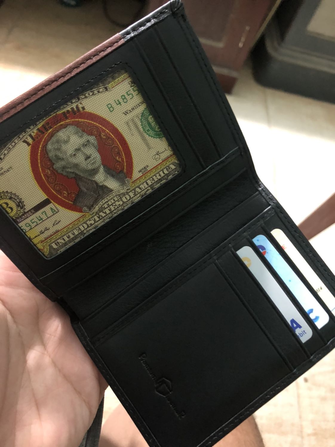 Với giá này thì sản phẩm khá oke rồi, chỉ trừ cái zipper khiến ví bị cộm lên 1 tí