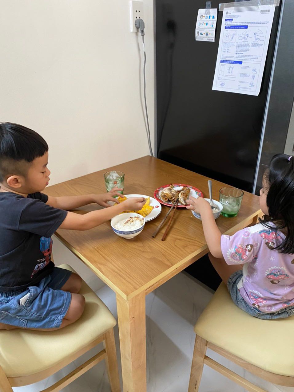 Bàn đẹp như mô tả, giao hàng nhanh.