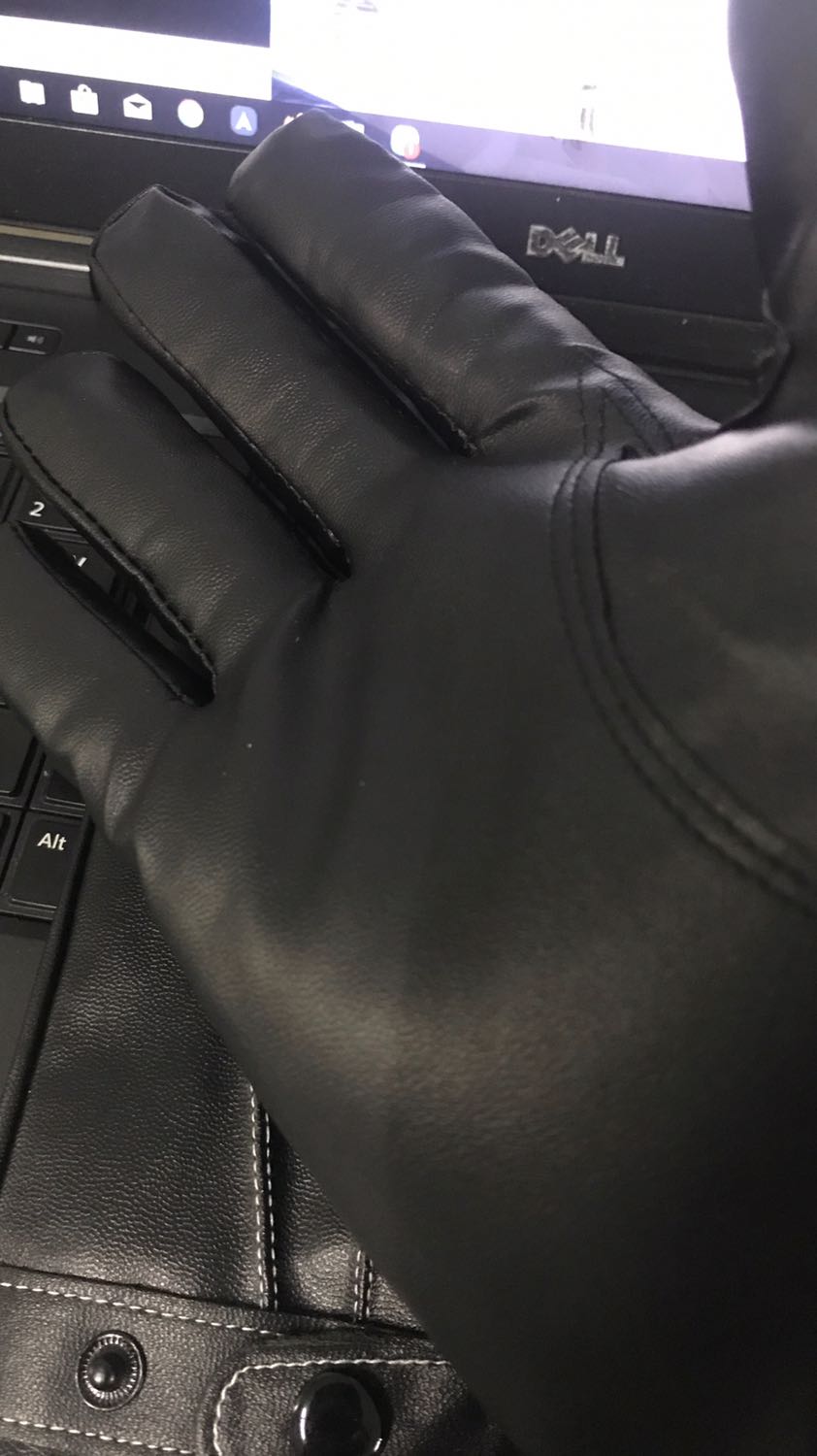 Găng tay da mềm mại. Bên trong có lớp nỉ đeo thích ghê các bạn ạ. Mình đoe cảo giác da có độ co giãn với lại thêm lớp nỉ nữa cảm giác rất vừa tay. Mà đeo vào điện thoại cảm ứng vuốt rần rần luôn. Như không đeo găng tay vậy. Sản phẩm chất lượng. Cảm ơn shop.