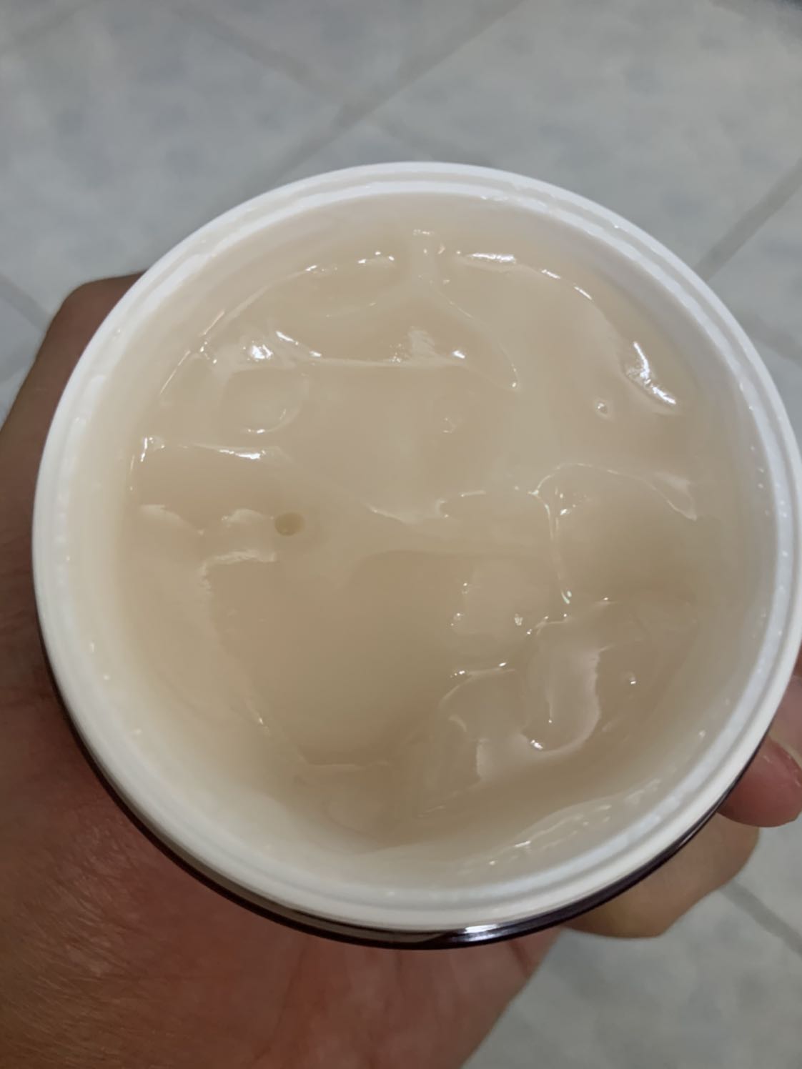 Màu Kem nhìn giống như hồ dầu, hơi bếch dính, ko  có mùi hương như những loại oay khác từng sử dụng. Ko biết có phải hàng chính hãng ko? Khi khui hộp Ko có giấy kiếng bọc bên ngoài sản phẩm , còn bên phía Tiki thì đóng gói rất ok