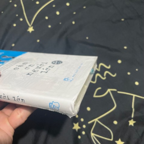 Rất không hài lòng, từ đóng gói cho đến hộp đựng, k chống xóc làm hư cạnh sách; có chọn bookcare nhưng sách vẫn còn seal k bao boôkcare, tệ !