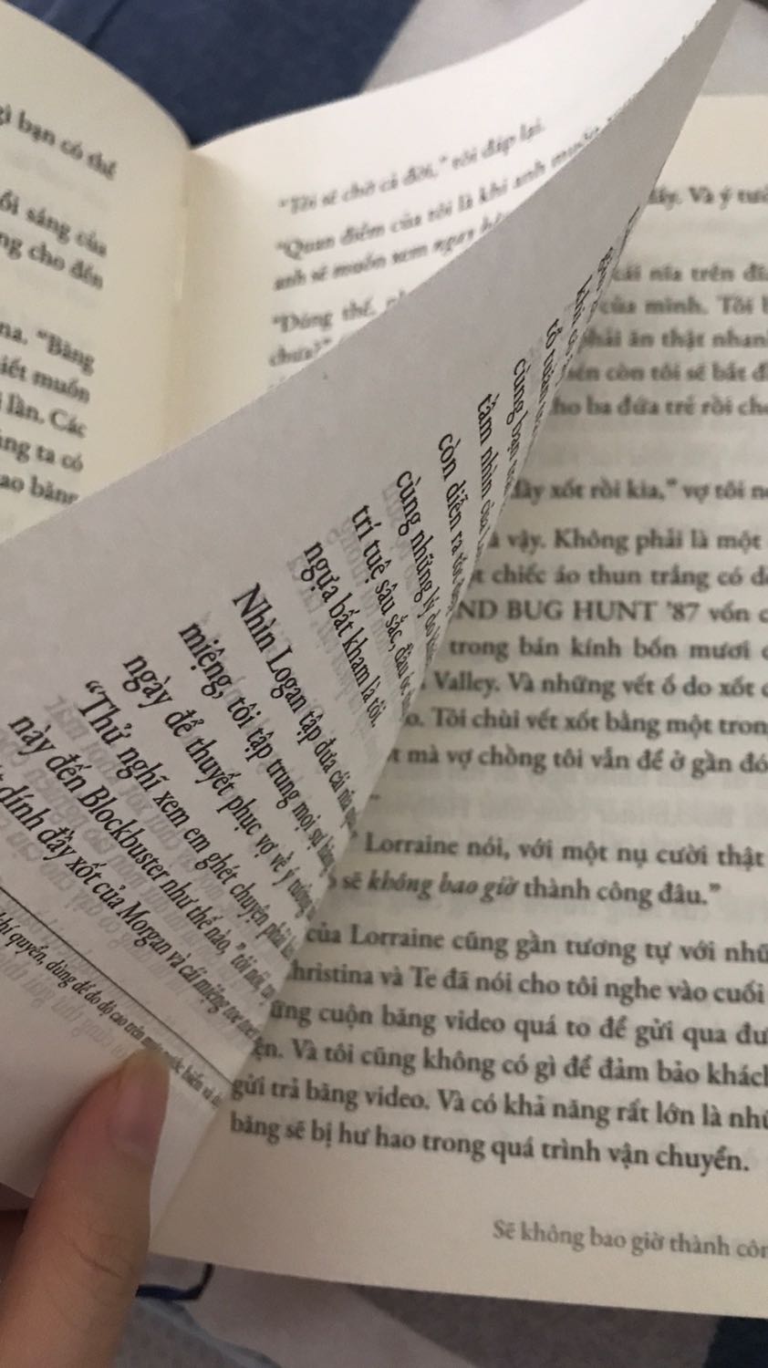 Sách cũ, có lấm tấm vàng vàng. Giấy hơi mỏng và màu vàng