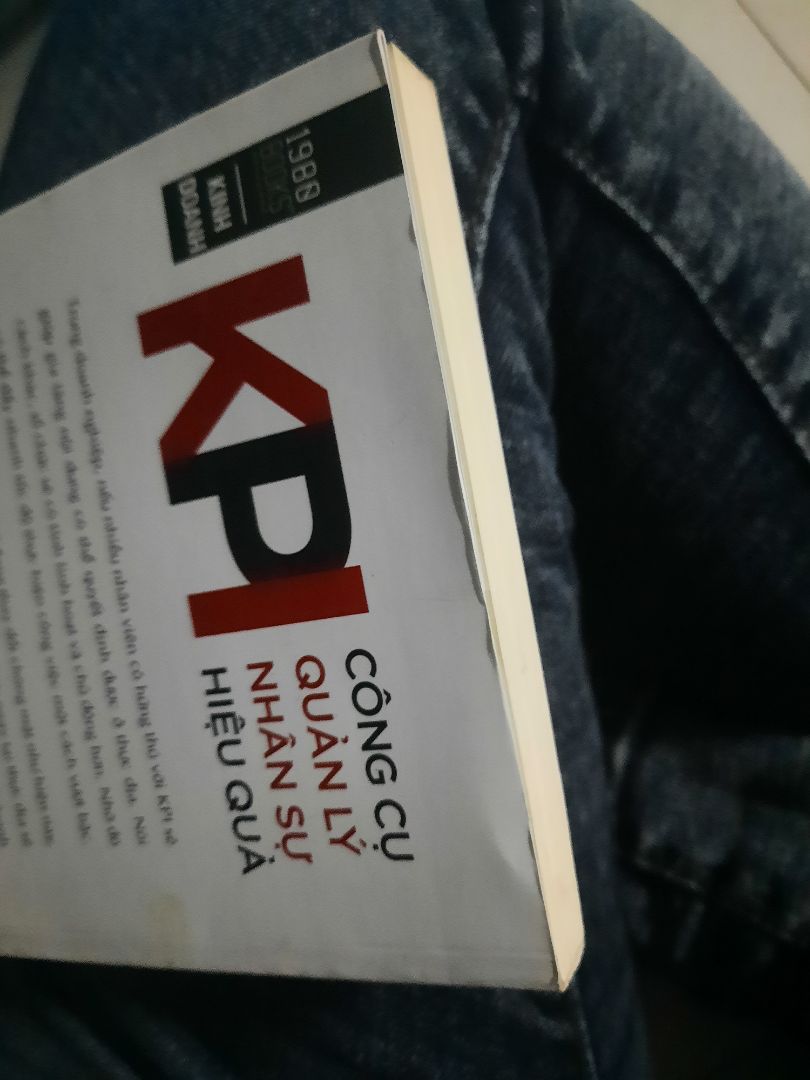 mình mua rất nhiều sách của tiki rồi. mà buồn thay, đây là lần đầu tiên mình bị trường hợp trách bị móp và bìa bị đóm vàng như này. trừ 1 sao nhé.