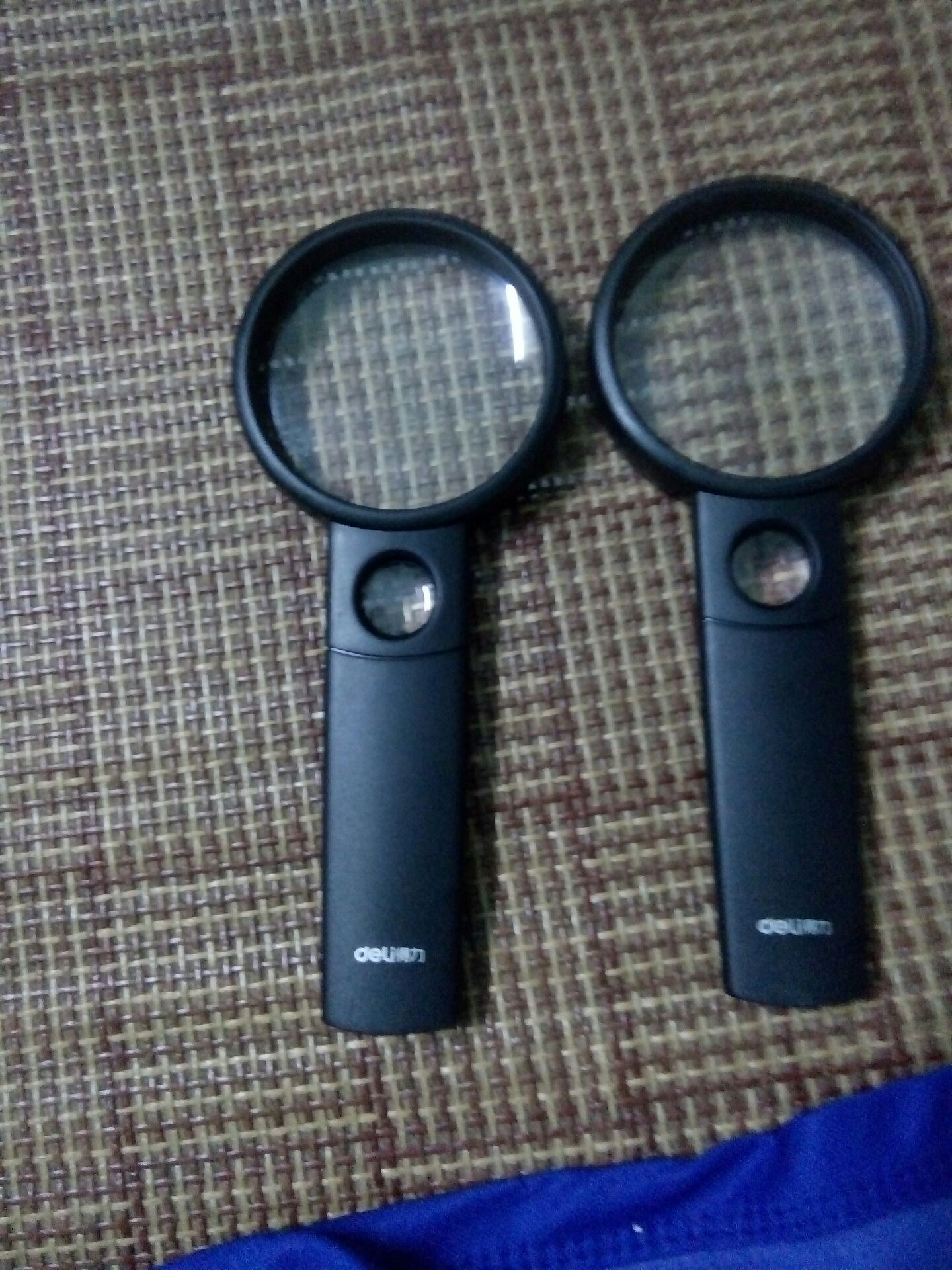 kính  chắc  chắn  sản  phẩm  như  hình, con mình  rất  thích,  cầm soi côn trùng  suốt.