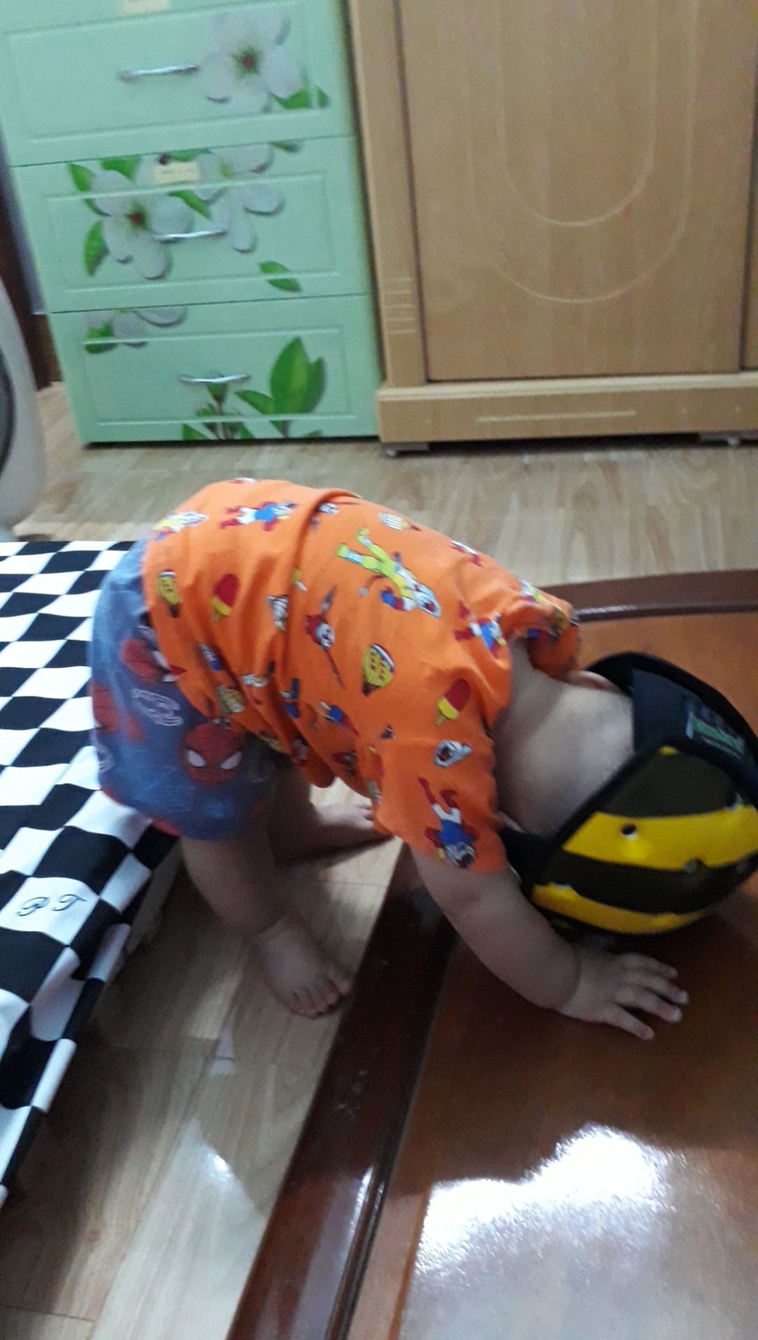 mũ đẹp, siêu nhẹ, có lỗ thoáng nhưng vẫn hơi nóng vì chất liệu xốp. nhưng quan trọng nhất là an toàn của con. đội mũ ngã dập đầu xuống sàn vẫn cười toe.