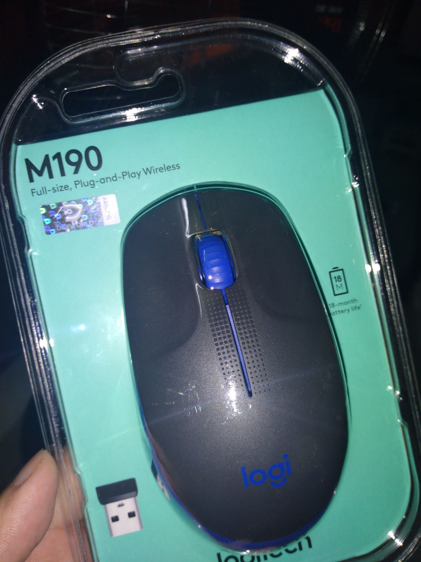 Hàng giao trong ngày, bao bì nguyên vẹn chưa khui. Vì vậy không có tem dán trên sp mà dán trên nhộp nhựa. khuyến cáo giữ lại đề phòng đổi trả/ bảo hành. mảnh giấy ngăn ko cho đầu pin tiếp xúc, tháo giấy ra lắp pin sẽ hoạt động. Sp mới không trầy xước. Chất nhựa nhám. Tuy nhiên size chuột vẫn có cảm giác hơi nhỏ so với tay.