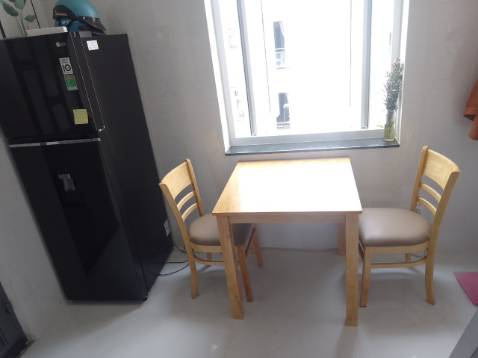 Bàn ghế ok lắm, vận chuyển cũng có tâm nữa, chắc chắn và phù hợp với 2 người dùng