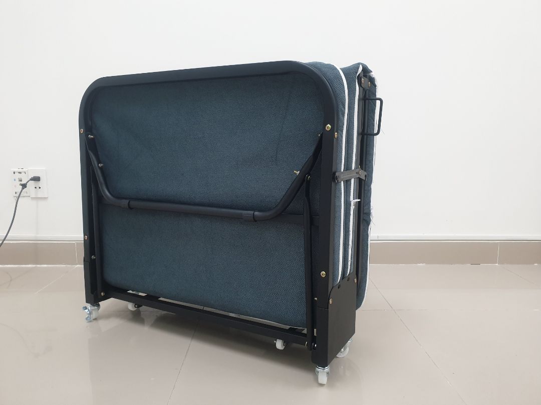 giường chắc chắn, thuận tiện di chuyển, gầm hơi thấp nhưng chấp nhận được