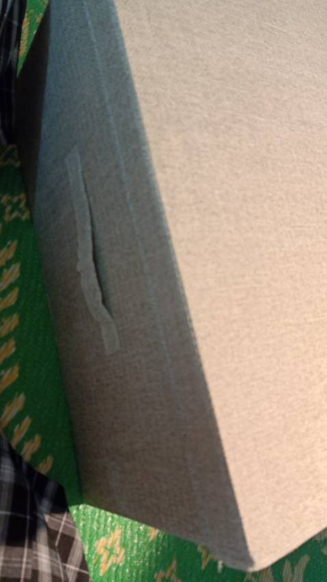 Sp rất đẹp, màu kem xám + màu nâu, vuông vắn chứa đồ lớn và rất cứng cáp, tuy nhiên vẫn cần tránh để đồ nhọn, dễ rách hộp. Vì cuồng hộp loại này nên mình đã mua khá nhiều, để ở cty đựng tài liệu, đưa về nhà đựng đồ quần áo đều rất ok! Hàng Thụy Điển của bên miDoctor khá chất, xoay quanh màu cơ bản là xám hoặc kem, đã từng mua TD1 và TD2 rồi, nay bổ sung thêm em này nữa, nhiều chức năng đựng đồ khác nhau!! 


Màu sắc đẹp. có điều nắp hộp mọi người tránh để đồ vật nặng đè lên, dễ hỏng móp hoặc méo nắp hộp. trông xấu đi. Tránh để môi trường dính nước, vì ép lõi bên trong hình như bằng bìa có thể xảy ra mủn, cái này mình không chắc, hoặc có thể bìa nhựa! 
Thôi cho 5 sao, vì sp đẹp!