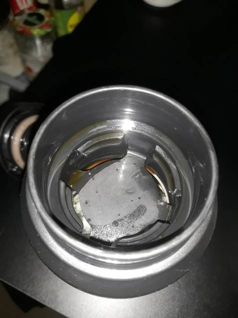 Bình giữ nhiệt đúng chuẩn Nhật Bản, chỉ có điều made in Vietnam thôi. Bình có 2 nắp đậy, mình để đá viên từ tối và không đóng nắp. Sáng ra nước đá tan gần hết nhưng nước vẫn lạnh. Bình hoàn toàn không nghe mùi nhựa. Giá có hơi đắt nhưng xắt ra miếng nha. 
Các bạn nên tham khảo mua bình nhé.