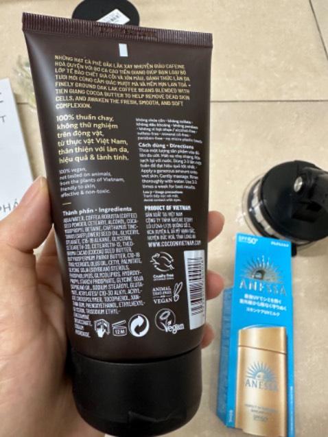 Tẩy tế bào chết dạng hạt nên không bị kích ứng da. Da sạch và mịn hơn, thẩm thấu kem dưỡng cũng tốt hơn. Đã dùng qua và thấy tốt nên mua lại.