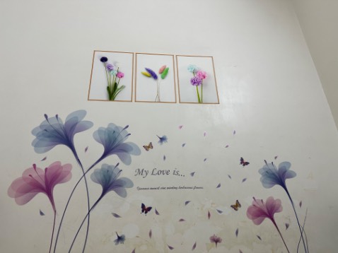 Rất đẹp. Tường nhà mình bị bong tróc nên nhìn ko quá đẹp nhưng chất lượng sản phẩm rất ok.